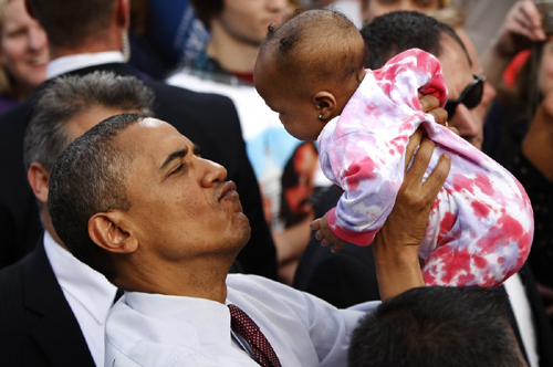 Những hình ảnh ấm áp của Tổng thống Obama bên trẻ nhỏ ảnh 11